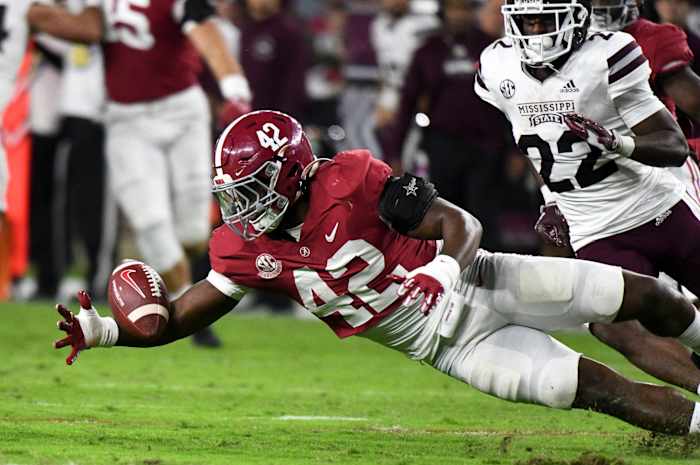 Alabama Crimson Tide linebacker Jaylen Moody (42) dives on a fumbled punt against the Mississippi State Bulldogs at Bryant-Denny Stadium. Alabama won 30-6.